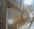 Трёхмаршевая лестница с тремя пригласительными ступенями - лиственница